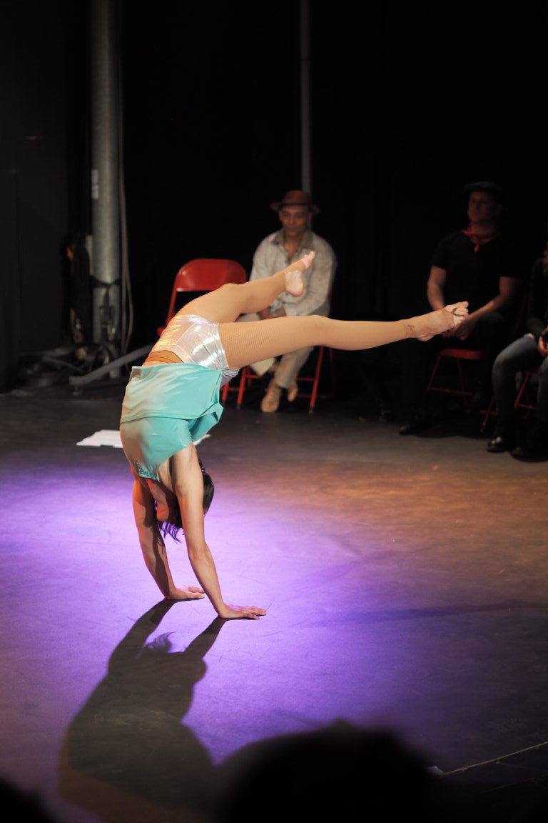 Equilibre sur les mains - Camille Roquencourt - Artiste de Cirque polyvalente