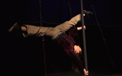 mât chinois - Camille Roquencourt - artiste de cirque polyvalente