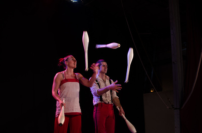 jonglerie massue - Camille Roquencourt - artiste de cirque polyvalente