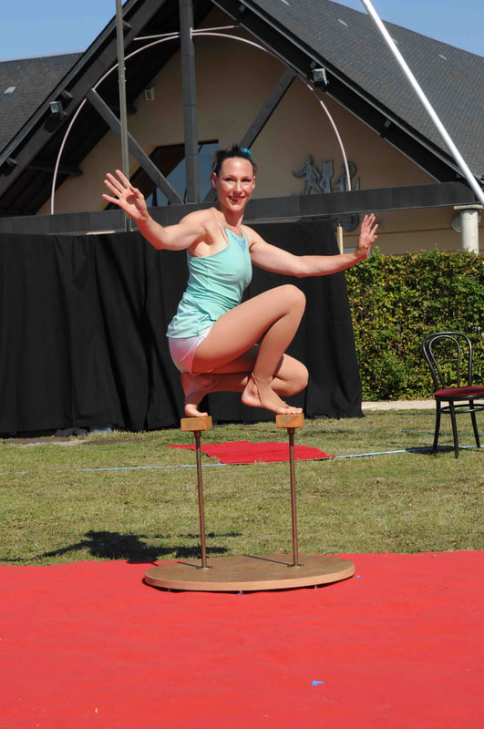 Equilibre sur les mains - Camille Roquencourt - Artiste de Cirque polyvalente